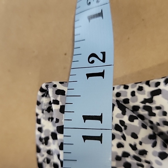 Old Navy SIze S, High Waisted Bike Shorts with Pockets New Without Tag - Picture 3 of 10